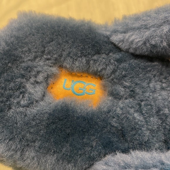 Ugg Fluff You Cali Stripe slip on loafers. So comfy! Great Preworn condition! - Picture 4 of 11